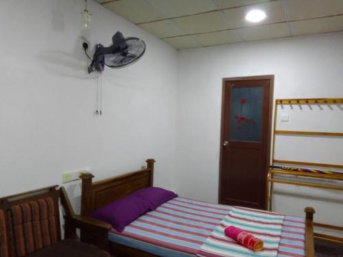sypialnia z łóżkiem i wentylatorem na ścianie w obiekcie Wilpattu Buma Homestay w mieście Pahala Maragahawewa