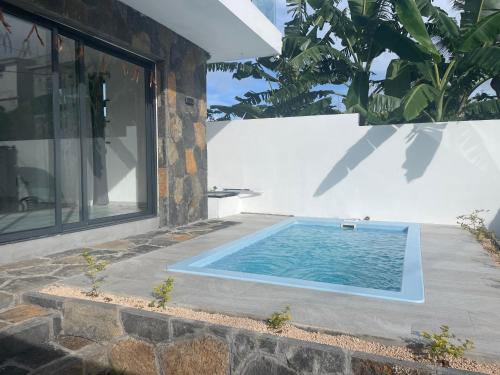 ein Pool vor einem Haus in der Unterkunft Heaven Corner Villa with private Swimming pool in Triolet