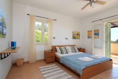 En eller flere senge i et værelse på Alonissos 4-bedroom large villa with Private pool