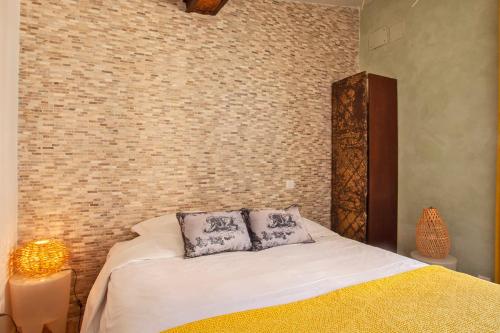 a bedroom with a bed with two pillows on it at Mira appartement climatisé vue mer centre de Calvi proche port et plage in Calvi