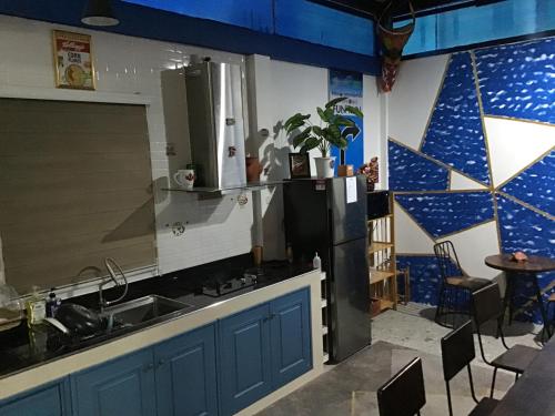 eine Küche mit einer Spüle und einer Arbeitsplatte in der Unterkunft Turtle Nest in Khao Tao