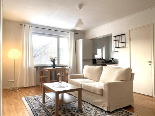 uma sala de estar com um sofá branco e uma mesa em Martin Helmi em Turku