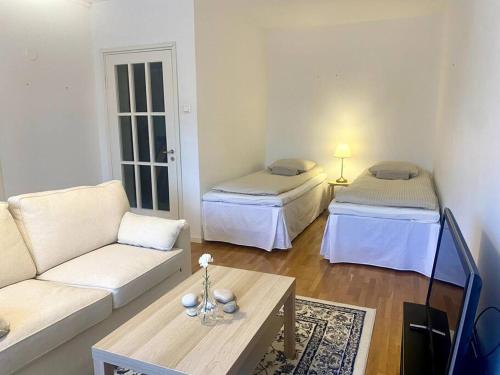 uma sala de estar com duas camas e um sofá em Martin Helmi em Turku