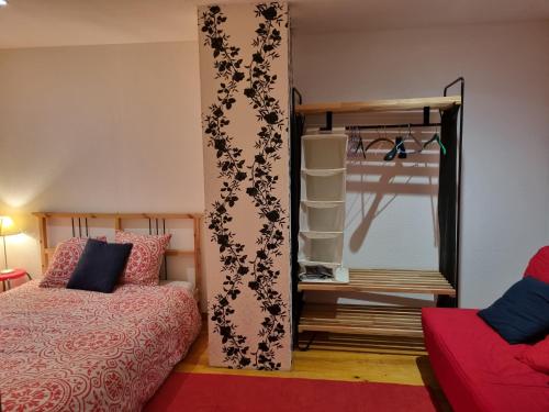 een slaapkamer met een bed en een spiegel bij Aulos Studio in Aulos