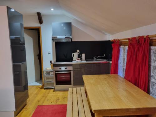 - une cuisine avec une table en bois et un comptoir dans l'établissement Aulos Studio, à Aulos