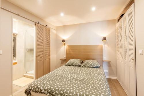 une petite chambre avec un lit et une douche dans l'établissement Appartement élégant plein centre, à Toulon