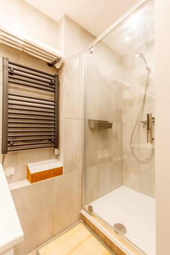 une salle de bain avec une douche avec une porte vitrée dans l'établissement Appartement élégant plein centre, à Toulon
