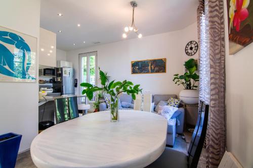 Photo de la galerie de l'établissement appartement dans maison de ville avec jardin, à Nice