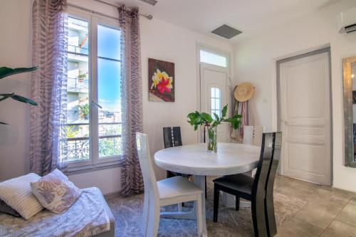 Photo de la galerie de l'établissement appartement dans maison de ville avec jardin, à Nice
