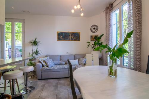 Photo de la galerie de l'établissement appartement dans maison de ville avec jardin, à Nice