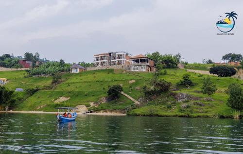 的住宿－Amara Kivu Beach，屋前的水面上的船