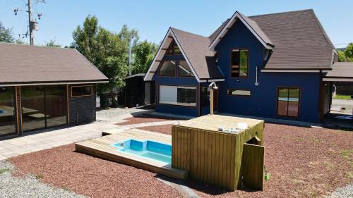 een blauw huis met een zwembad ervoor bij Casa Recinto in Recinto