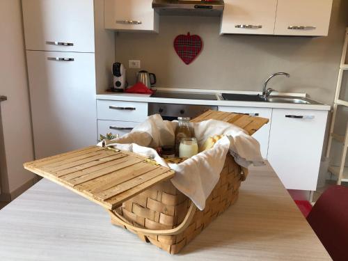 a kitchen with a basket on a table at Casa dell'amicizia in Castellani