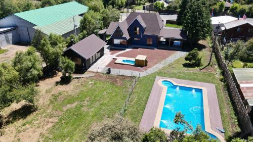 una vista aérea de una casa con piscina en Casa Recinto, en Recinto