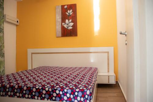 1 dormitorio con 1 cama en una habitación en george's house en Paralia Katerinis