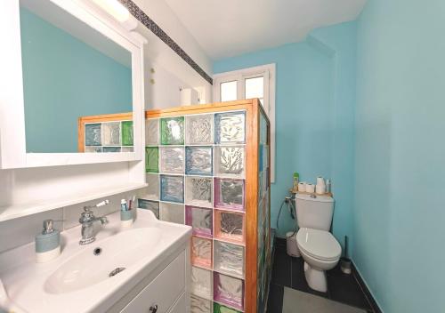 une salle de bain avec un lavabo blanc et des toilettes dans l'établissement 1 mois minimum - Appartement Porte Saint Cloud - Parc des Princes, à Boulogne-Billancourt