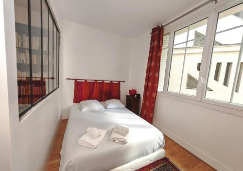 une chambre avec un lit avec deux serviettes dessus dans l'établissement 1 mois minimum - Appartement Porte Saint Cloud - Parc des Princes, à Boulogne-Billancourt