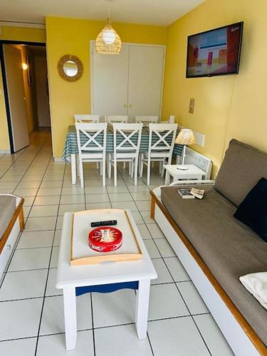 un salon avec un canapé et une table dans l'établissement 