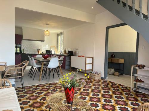 Il comprend un salon et une cuisine avec une table et des chaises. dans l'établissement Maison roof-top plage & village 5 min à pied, à Banyuls-sur-Mer