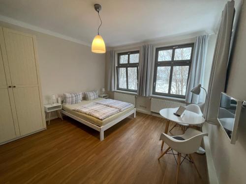 um quarto com uma cama, uma mesa e uma secretária em Alte Häuslerei em Boltenhagen