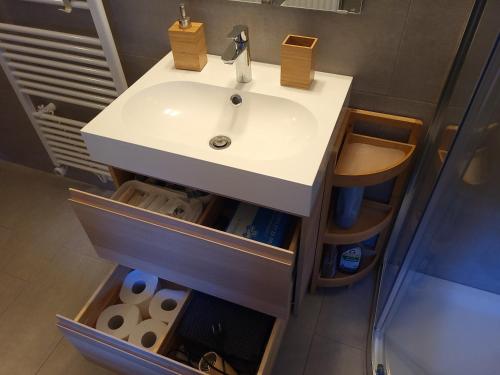 La salle de bains est pourvue d'un lavabo blanc et d'un comptoir. dans l'établissement Jurček Holiday Home, à Kotlje