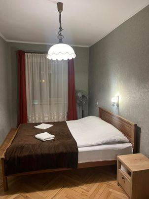 1 dormitorio con 1 cama con 2 toallas en apartment N&A en Tiflis