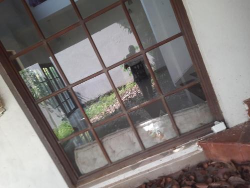 una ventana de un edificio con vistas a un patio en Nature's home, en Moratuwa