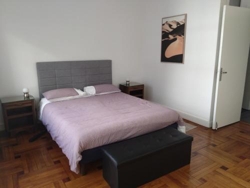 - une chambre avec un grand lit et des draps roses dans l'établissement Nice appartement centre, à Nice