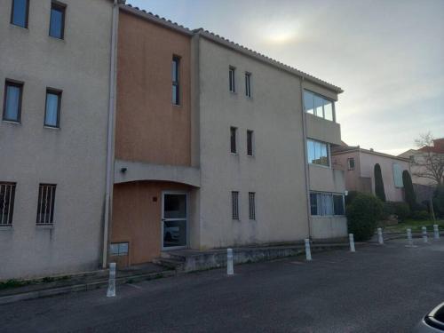 un parking vide devant un immeuble dans l'établissement Beau Studio Mar Vivo, à La Seyne-sur-Mer