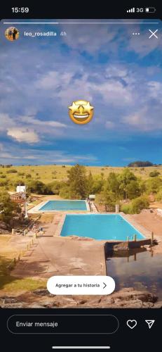 uma página de um site com uma imagem de uma piscina em Cábañas del salto de agua 