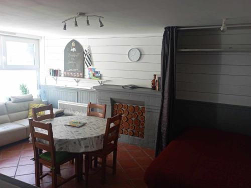 un soggiorno con tavolo e camino di Ancien Bar Lémon Café a Sainte-Anne-d'Auray