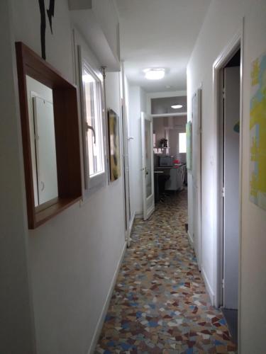 - un couloir doté de carrelage dans l'établissement Nice appartement centre ville, à Nice