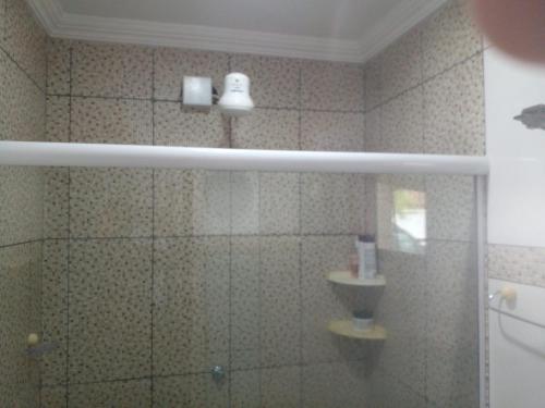 a bathroom with a shower with a sink and a toilet at Aconchegante casa de Temporada em Búzios. in Armacao dos Buzios