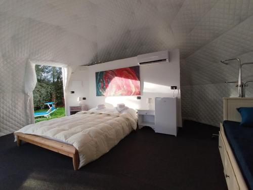 ein großes Schlafzimmer mit einem großen Bett in einem Zimmer in der Unterkunft Glamping Domes San Martino in Itri