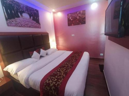 una camera con un grande letto di Near Reliance Mall Hotel Green Land a Darjeeling