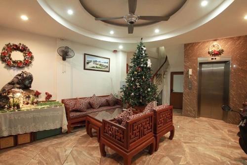 a living room with a christmas tree in the middle at Serviced Apartment next to the Hanoi Opera House Căn hộ đầy đủ tiện nghi có thang máy ngay gần Nhà Hát Lớn in Hanoi