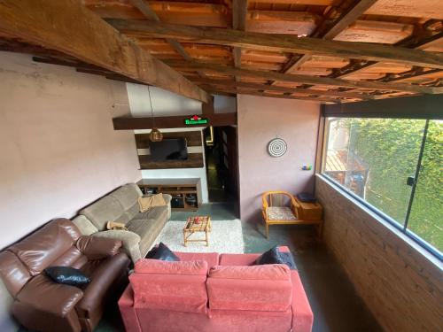 uma vista superior de uma sala de estar com um sofá em Alugo espaço com piscina + Jacuzzi! em Mogi das Cruzes