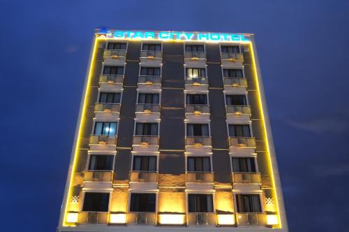 wysoki budynek z znakiem na górze w obiekcie Star City Hotel w Stambule
