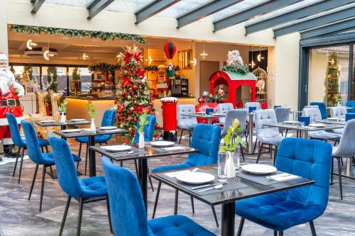 ein Restaurant mit Tischen, Stühlen und Weihnachtsdekorationen in der Unterkunft Villa Natalia am See in Friedrichshafen