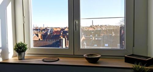 a window with a view of a city at Reims Appart - Idéal pour Pro en déplacement *Wifi rapide *Vue panoramique *Parking facile in Roubaix