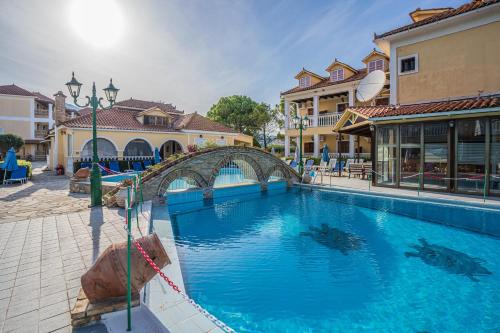 Bazén v ubytování Elpida Hotel nebo v jeho okolí