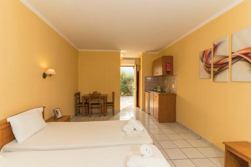 Postel nebo postele na pokoji v ubytování Elpida Hotel
