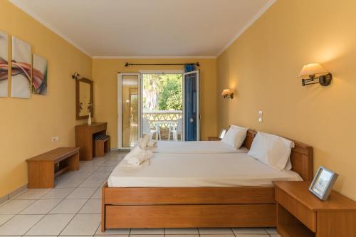 Postel nebo postele na pokoji v ubytování Elpida Hotel