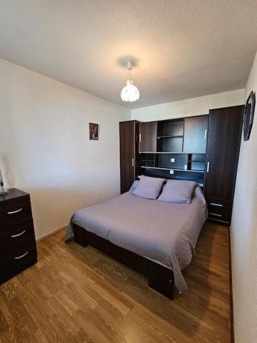 - une chambre dotée d'un lit avec une tête de lit et de parquet dans l'établissement Pontaillac 200 m de la plage, à Vaux-sur-Mer