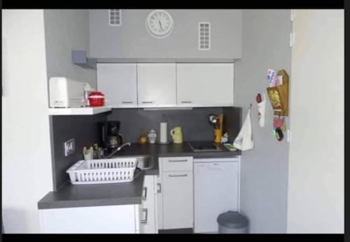 Kuchyň nebo kuchyňský kout v ubytování Pontaillac 200 m de la plage