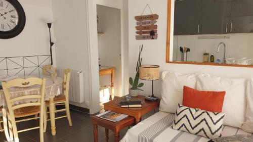 sala de estar con sofá y mesa en "Voyage en mer" splendide T3 lumineux, Wi fi et PARKING gratuit, en Toulon