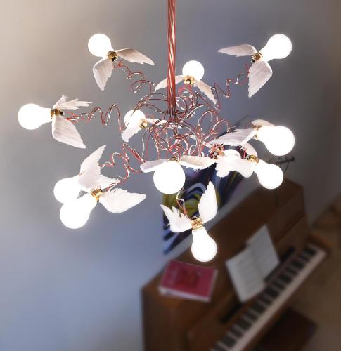a chandelier with white flowers on top of a piano at Chalet Zauberberg in Zwiesel