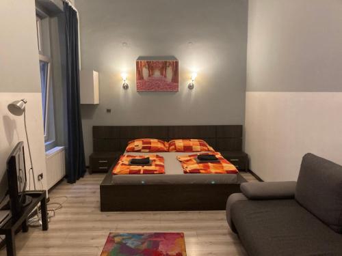 1 dormitorio con 1 cama y 1 sofá en Boomerang Hostel, en Budapest