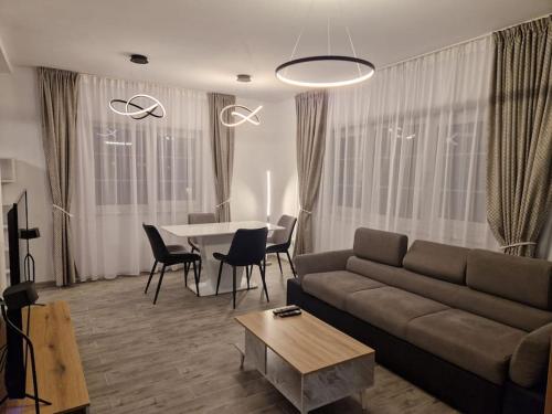 sala de estar con sofá y mesa en Home in Residential Neighborhood, en Arad