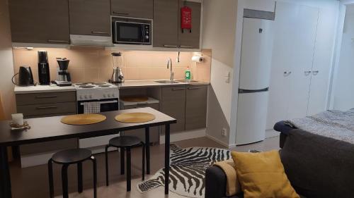Η κουζίνα ή μικρή κουζίνα στο Moderni ja supermukava asunto! 65'Smart TV, Valokuitunetti, lähellä yliopistoa!